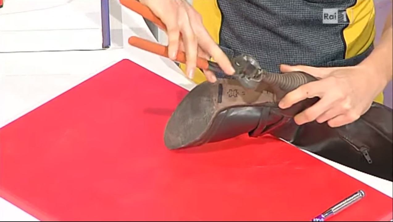 Come incollare le suole delle scarpe rotte, staccate o tagliate  direttamente a casa senza andare sempre dal calzolaio