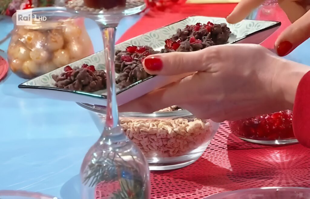 Dolcetti al cioccolato fondente, riso soffiato e melagrana